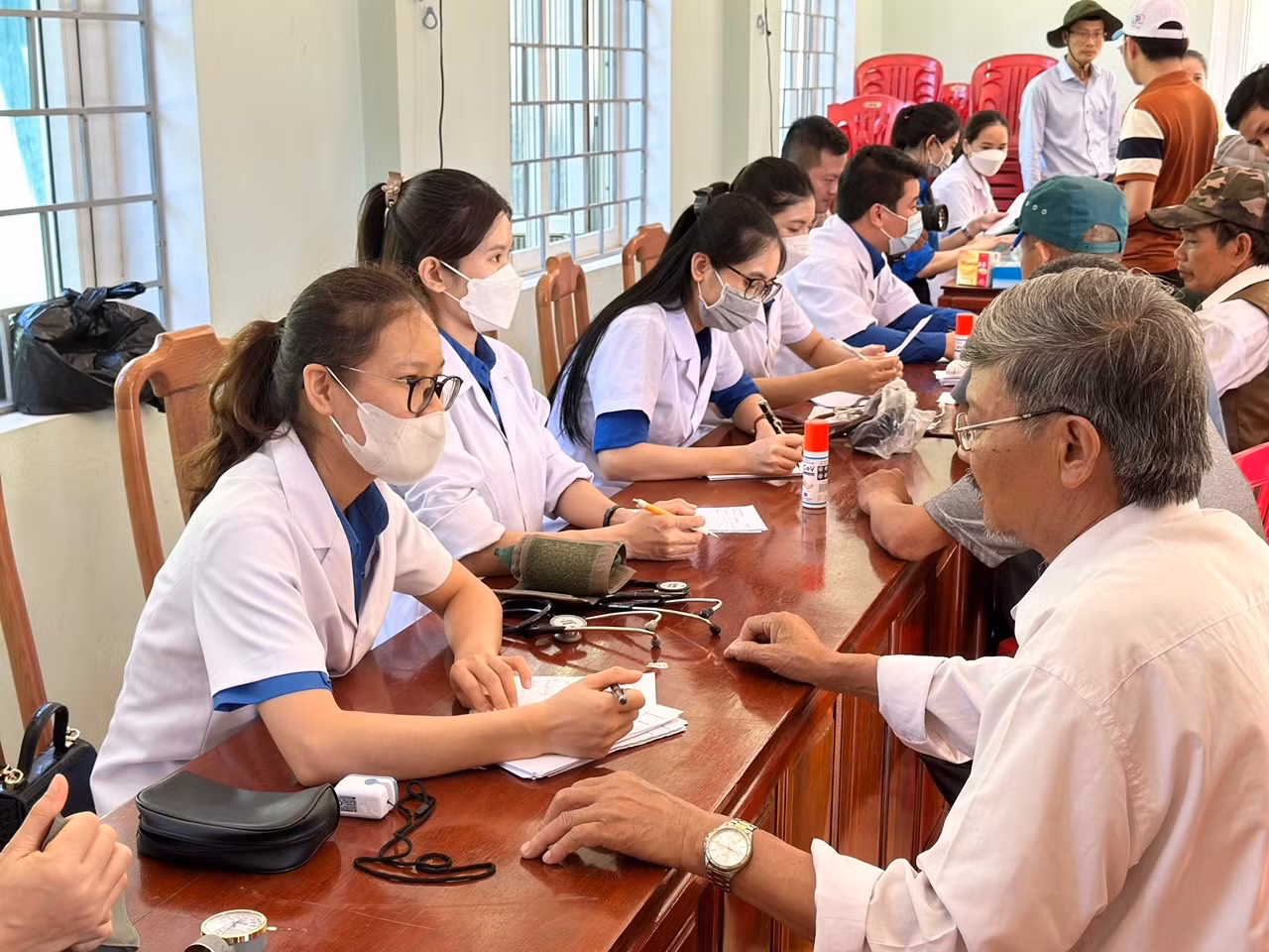Khám chữa bệnh miễn phí cho bệnh nhân nghèo