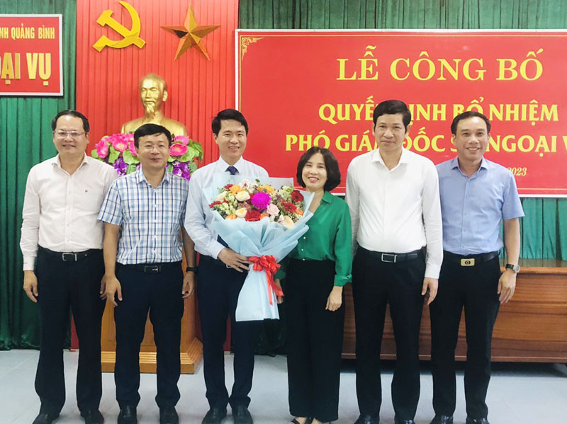 Tập thể lãnh đạo Sở Ngoại vụ tặng hoa chúc mừng ông Huy