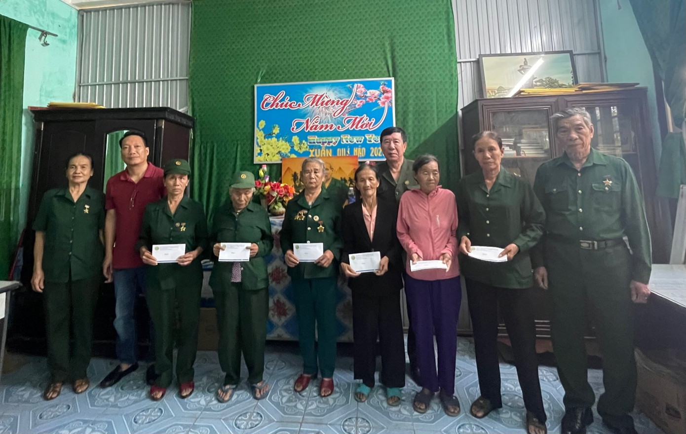 Đoàn công tác thăm tặng quà tại huyện Bố Trạch