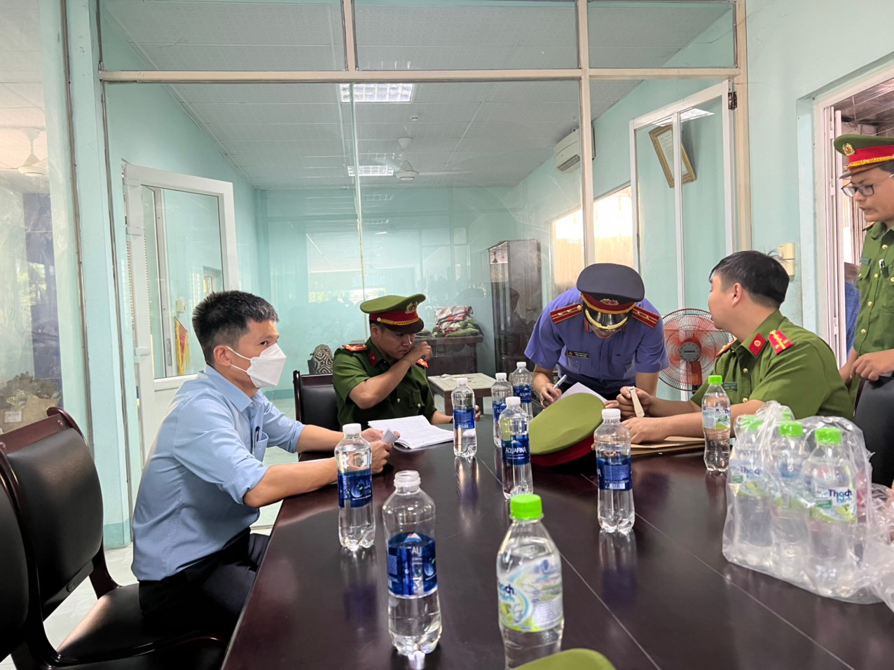 Cơ quan chức năng tống đạt các quyết định đối với Trần Lê Trung