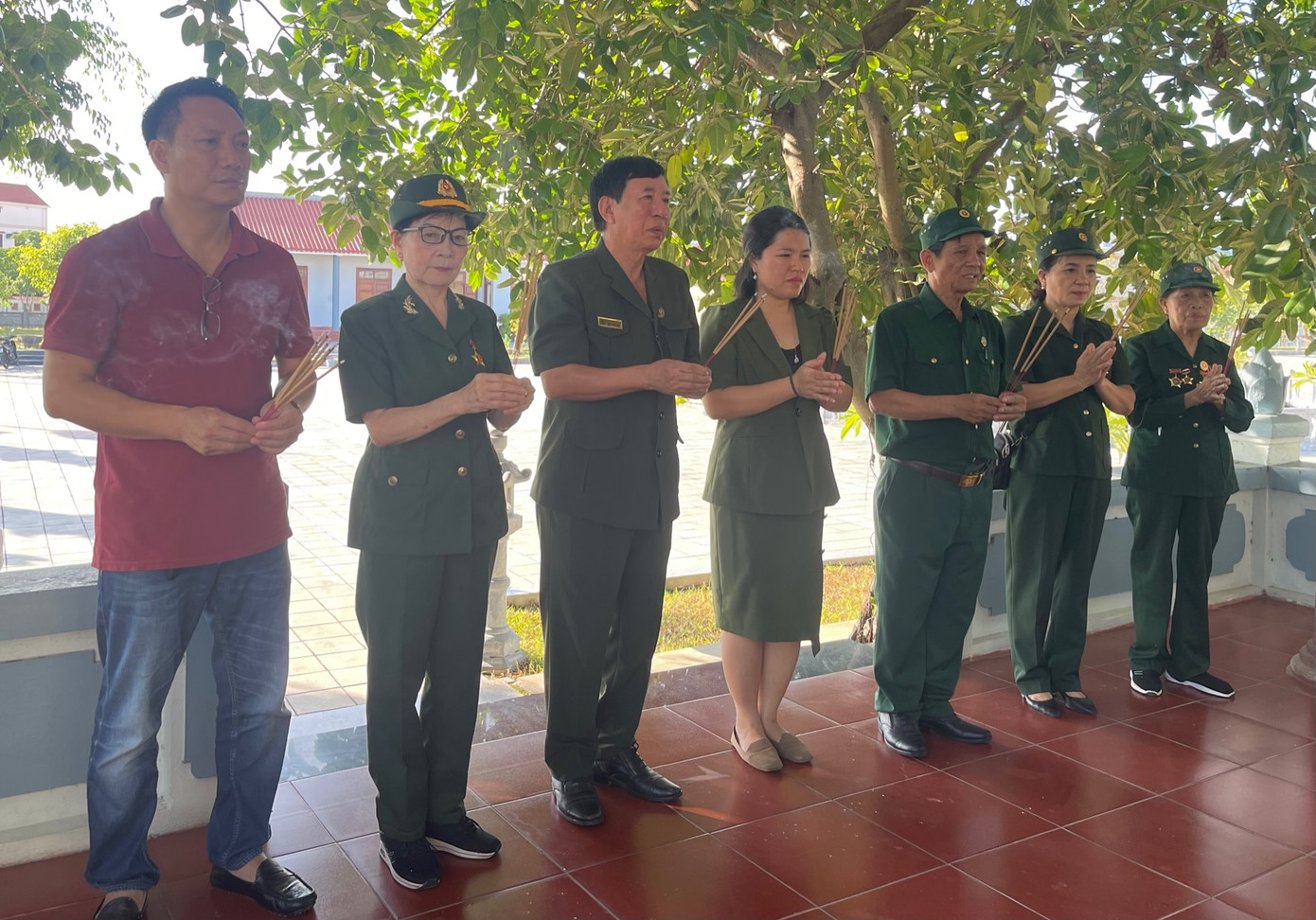 Đoàn công tác đã đến thắp hương tại Khu tưởng niệm TNXP tại xã Thanh Trạch, huyện Bố Trạch