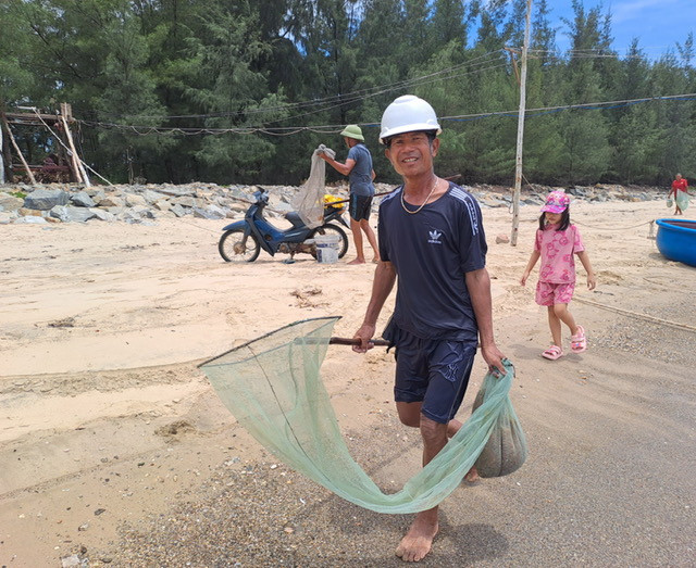 Niềm vui của những ngư dân đi "đón lộc" biển. Năm nay tép biển vừa được mùa, vừa được giá (bình quân 30.000 đồng/kg) nên một ngư dân có thể kiếm tiền triệu mỗi ngày. Ông cháu cùng đi vớt "lộc" biển. Ông Lê Văn Ngợi, ngư dân xã Quảng Phú cho biết tép biển xuất hiện gần bờ nhiều nhất là từ Bắc cửa Ròn (xã Quảng Phú) ra đến vịnh Hòn La (xã Quảng Đông). “Mỗi ngày một người có thể bắt một tạ tép biển, mỗi ký bán 30.000 đồng, thu được 3 triệu đồng” – ông Ngợi nói.