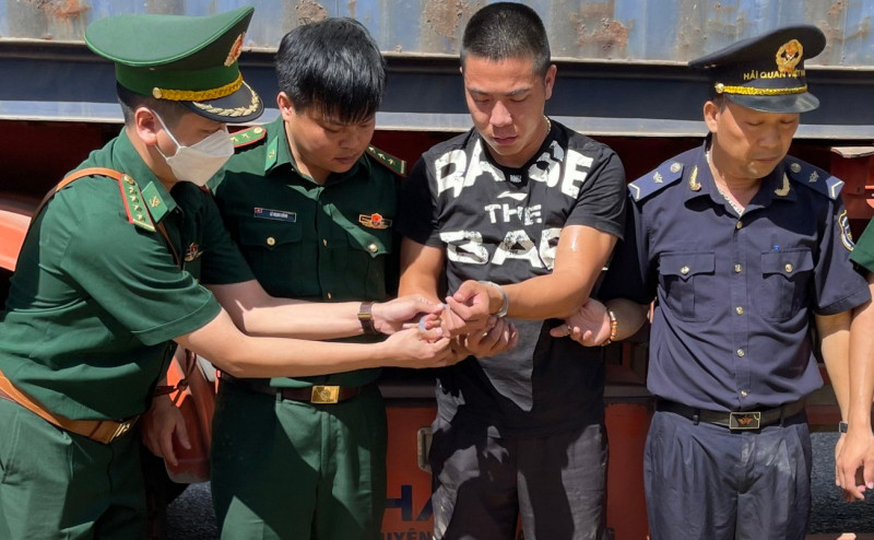 Đối tượng bị lực lượng chức năng tặm giữ hình sự để điều tra làm rõ Đối tượng bị lực lượng chức năng tặm giữ hình sự để điều tra làm rõ