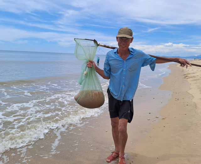 Niềm vui của những ngư dân đi "đón lộc" biển. Năm nay tép biển vừa được mùa, vừa được giá (bình quân 30.000 đồng/kg) nên một ngư dân có thể kiếm tiền triệu mỗi ngày. Ông cháu cùng đi vớt "lộc" biển. Ông Lê Văn Ngợi, ngư dân xã Quảng Phú cho biết tép biển xuất hiện gần bờ nhiều nhất là từ Bắc cửa Ròn (xã Quảng Phú) ra đến vịnh Hòn La (xã Quảng Đông). “Mỗi ngày một người có thể bắt một tạ tép biển, mỗi ký bán 30.000 đồng, thu được 3 triệu đồng” – ông Ngợi nói.