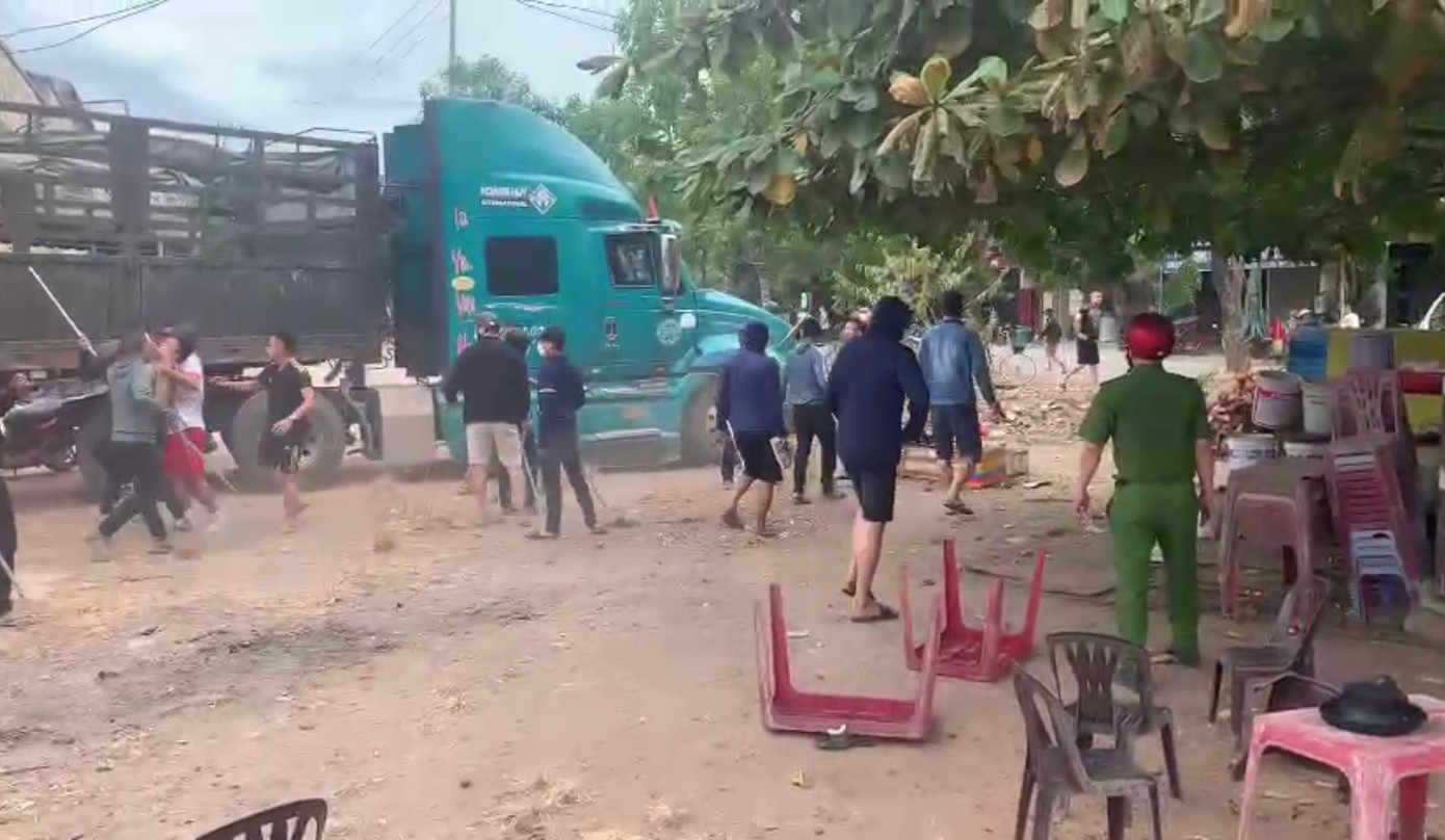 hai nhóm lao vào hỗn chiến bất chấp sự có mặt của công an hai nhóm lao vào hỗn chiến bất chấp sự có mặt của công an