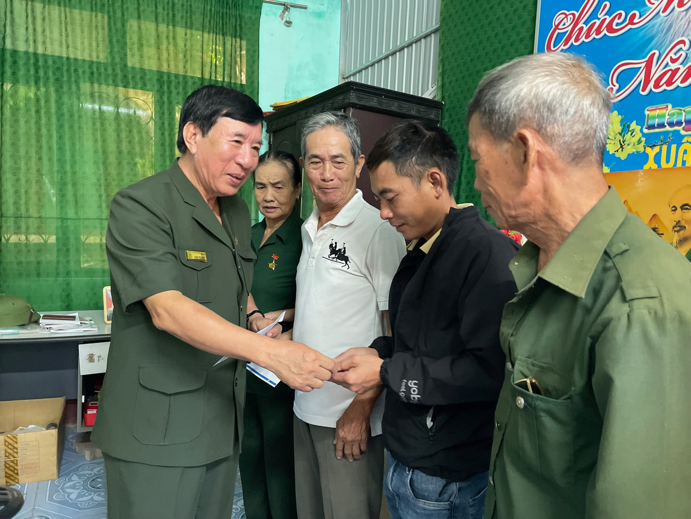 Ông Đặng Phúc Duệ, Chủ tịch Hội cựu TNXP Quảng Bình thăm hỏi, động viên cựu TNXP