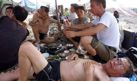 Hé lộ cuộc sống trên bãi biển của người Triều Tiên ảnh 3