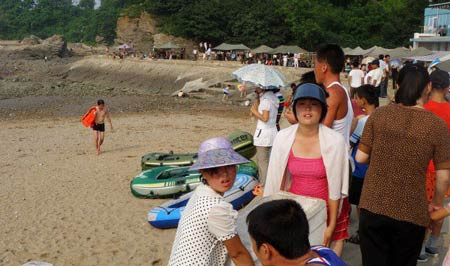 Hé lộ cuộc sống trên bãi biển của người Triều Tiên ảnh 2