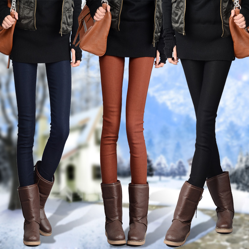 Áo phao, áo da hay những item cotton pha nilon khó thấm nước chính là những món đồ hoàn hảo cho những ngày mưa phùn thế này. Ngoài ra những kiểu áo sơ mi, đặc biệt là sơ mi denim cũng là một lựa chọn không tồi đâu nhé! Shorts, chân váy cotton tiện dụng hay skinny jeans sẽ giúp bạn cảm thấy năng động và thoải mái hơn. Cuối cùng là giữ cho đôi chân khỏi ướt bằng một đôi ủng đi mưa thật xinh, hay boots và giày da... vậy là bạn đã có ngay set đồ đi mưa thật hợp lý và thời trang rồi đấy!