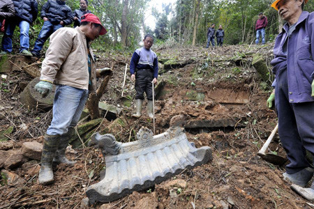Kẻ trộm đã cướp phá ngôi mộ của một quan chức nhà Thanh ở Ninh Đức, Phúc Kiến. Kẻ trộm đã cướp phá ngôi mộ của một quan chức nhà Thanh ở Ninh Đức, Phúc Kiến