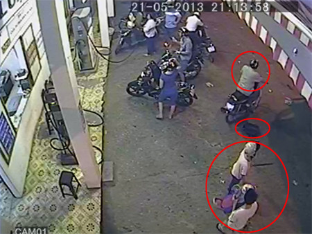 Ông Hoàng vô ý đánh rơi chiếc cặp xách. Ông Hoàng vô ý đánh rơi chiếc cặp xách