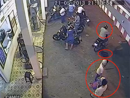 Ông Hoàng vô ý đánh rơi chiếc cặp xách