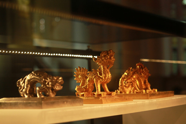 Rồng gắn liền với sự uy nghiêm và quyền lực của Thiên tử (Rồng trang trí trên ấn vàng, triều Nguyễn)