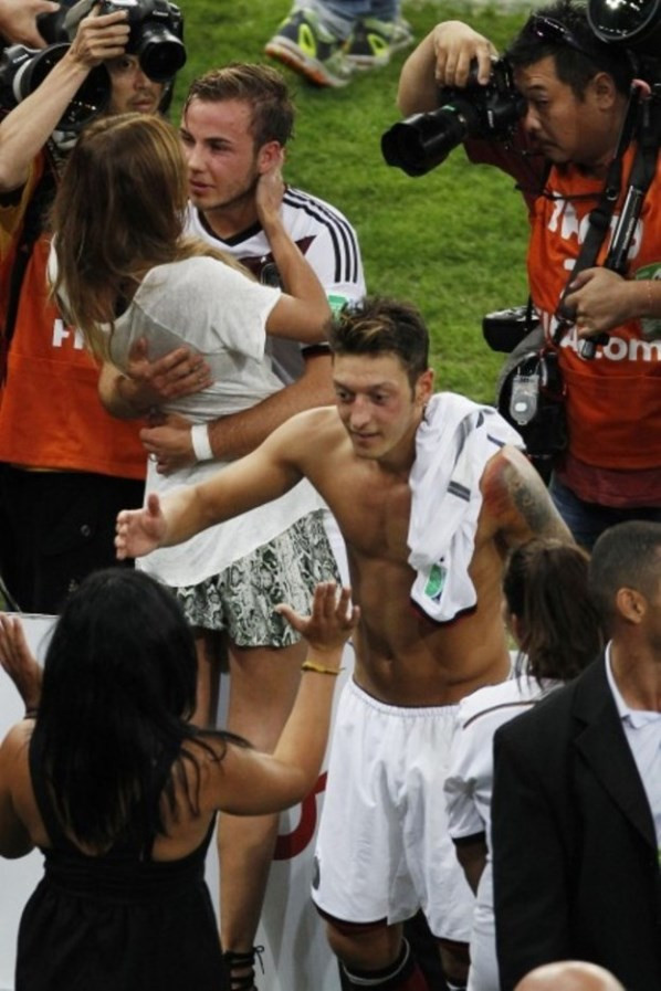 Bạn gái Goetze bất ngờ nổi tiếng nhờ màn 'khóa môi' trên sân ảnh 4