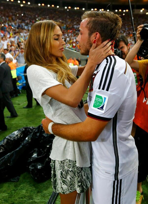 Bạn gái Goetze bất ngờ nổi tiếng nhờ màn 'khóa môi' trên sân ảnh 3