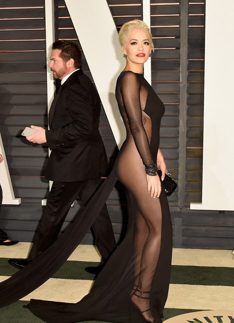 Nóng mắt với bộ váy hở hết cỡ của ca sĩ 25 tuổi ảnh 7