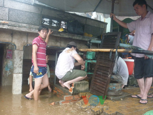 Nhiều người dân xung quanh đến giúp đỡ gia đình ông Chiến