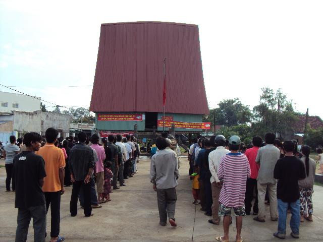 Dân làng Plei Rơ Hai 2 chào cờ trước khi tiến hành bỏ phiếu