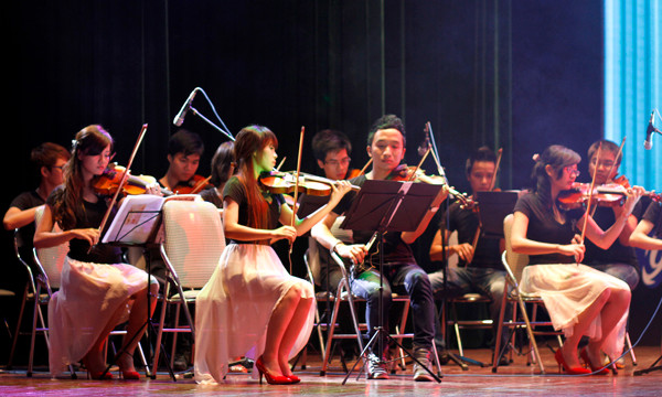 Tiết mục của Lan Thanh khá hoành tráng với sự hiện diện của một dàn nhạc