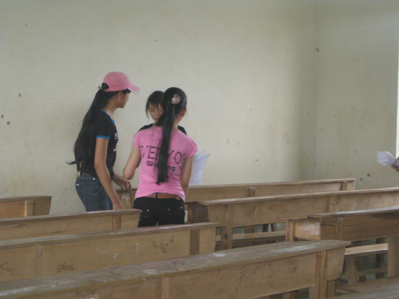 Buổi thi môn Địa lý kết thúc, Hội đồng thi cho thí sinh đi gom “phao” trong phòng thi. Ảnh : Phan Sáng. Buổi thi môn Địa lý kết thúc, Hội đồng thi cho thí sinh đi gom “phao” trong phòng thi. Ảnh : Phan Sáng