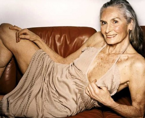 Siêu mẫu Anh Daphne Selfe quyến rũ ở tuổi 83