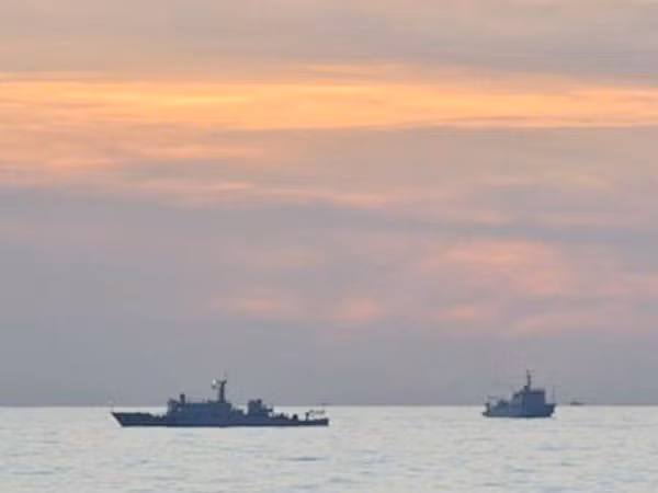 Tàu hải giám Trung Quốc gần bãi cạn Scarborough (Ảnh: globalnation.inquirer.net)