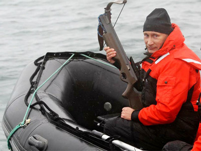 V.Putin chuẩn bị bắn tên lấy mẫu da cá voi