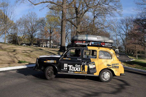 Chiếc taxi dừng chân tại quê hương của ca sĩ Elvis Presley ở Graceland, Memphis, bang Tennesse (Mỹ)
