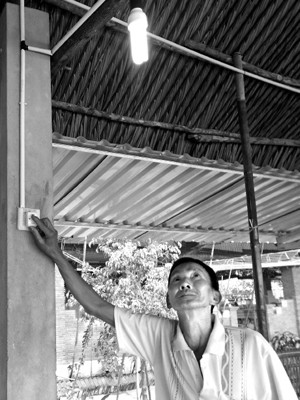 Chú Võ Anh Kiệt trưởng khu phố 2 giới thiệu hệ thống điện mới của quán ăn Đông Giang, phường 8, Bến Tre. Chú Võ Anh Kiệt trưởng khu phố 2 giới thiệu hệ thống điện mới của quán ăn Đông Giang, phường 8, Bến Tre