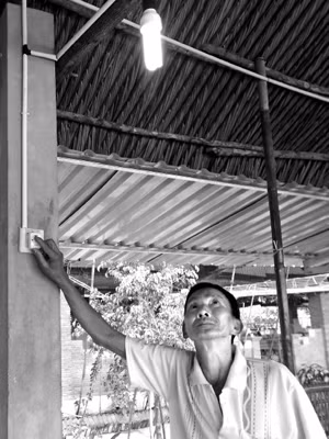 Chú Võ Anh Kiệt trưởng khu phố 2 giới thiệu hệ thống điện mới của quán ăn Đông Giang, phường 8, Bến Tre. Chú Võ Anh Kiệt trưởng khu phố 2 giới thiệu hệ thống điện mới của quán ăn Đông Giang, phường 8, Bến Tre