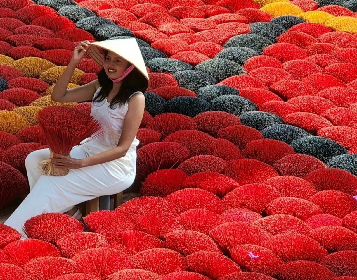 Khách du lịch luôn được hỗ trợ khi đến làng nhang Quảng Phú Cầu. Ảnh: Mawani.