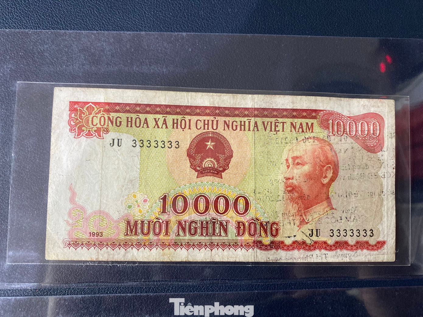 Trong khi đó, tờ 10.000 đồng cũ, có số sê-ri đẹp được các nhà sưu tầm định giá 80 triệu đồng.