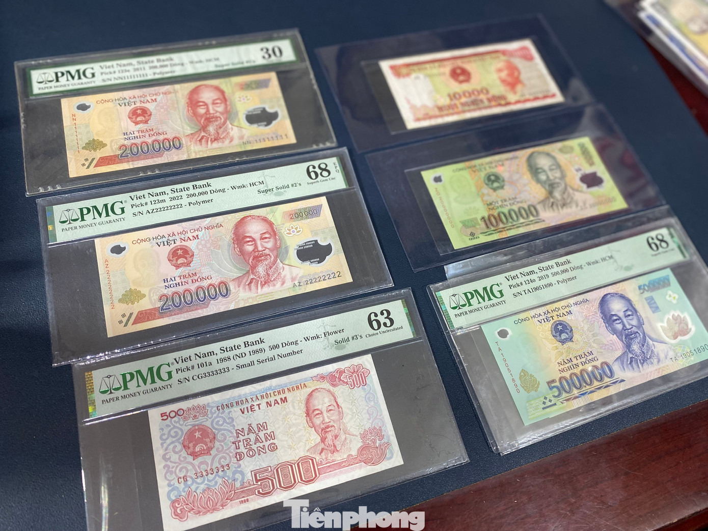 Hai tổ chức kiểm định tiền tệ Paper Money Guaranty (PMG) và Professional Coin Grading Service (PCGS) luôn được giới sưu tầm tin cậy. Dựa trên nhiều yếu tố khắt khe nổi bật như chất liệu, kích thước, số sê-ri... các tổ chức này sẽ đưa ra điểm chấm cho mỗi tờ tiền. Từ chỉ số đó, người sưu tầm có thể định giá thực tế.
