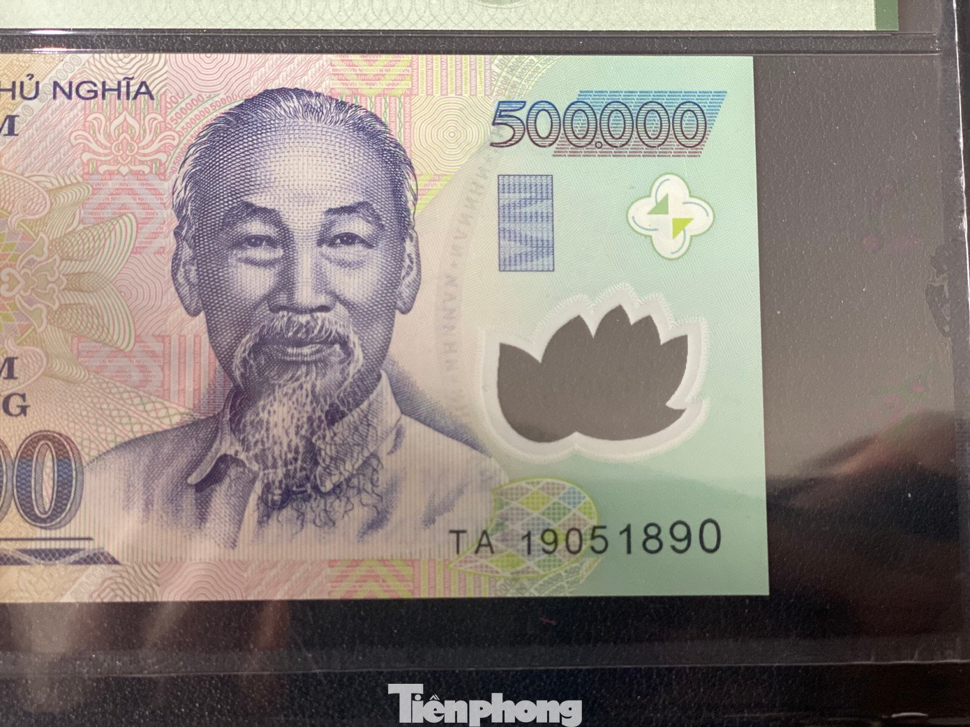 Không chỉ ngoại tệ, nhiều loại tiền Việt cũng có giá trị thực tế hết sức đắt đỏ. Đối với tờ 500.000 đồng có số sê-ri trùng với ngày sinh của Chủ tịch Hồ Chí Minh, giá trị đạt từ 4 triệu đồng.