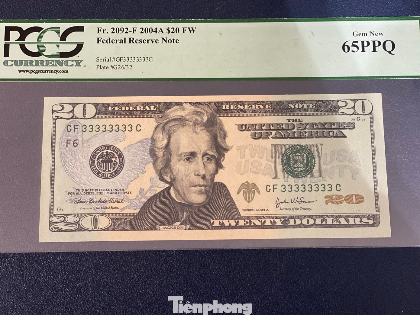 Do được phát hành năm 2004, tờ tiền 20 USD có ảnh chân dung lớn, không có viền xung quanh. Với số sê-ri đẹp và đã được kiểm định bởi tổ chức PCGS, tờ này đang có giá 80 triệu đồng.