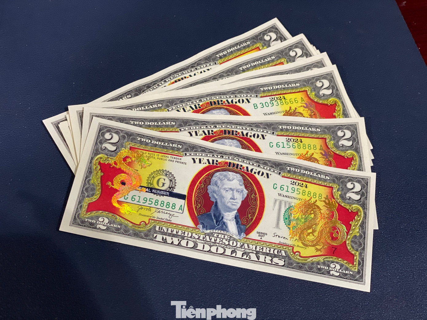 Đồng tiền được "đắt khách" nhất là loại 2 USD số sê-ri đẹp in hình rồng, có giá dao động từ 1,8-2 triệu đồng.
