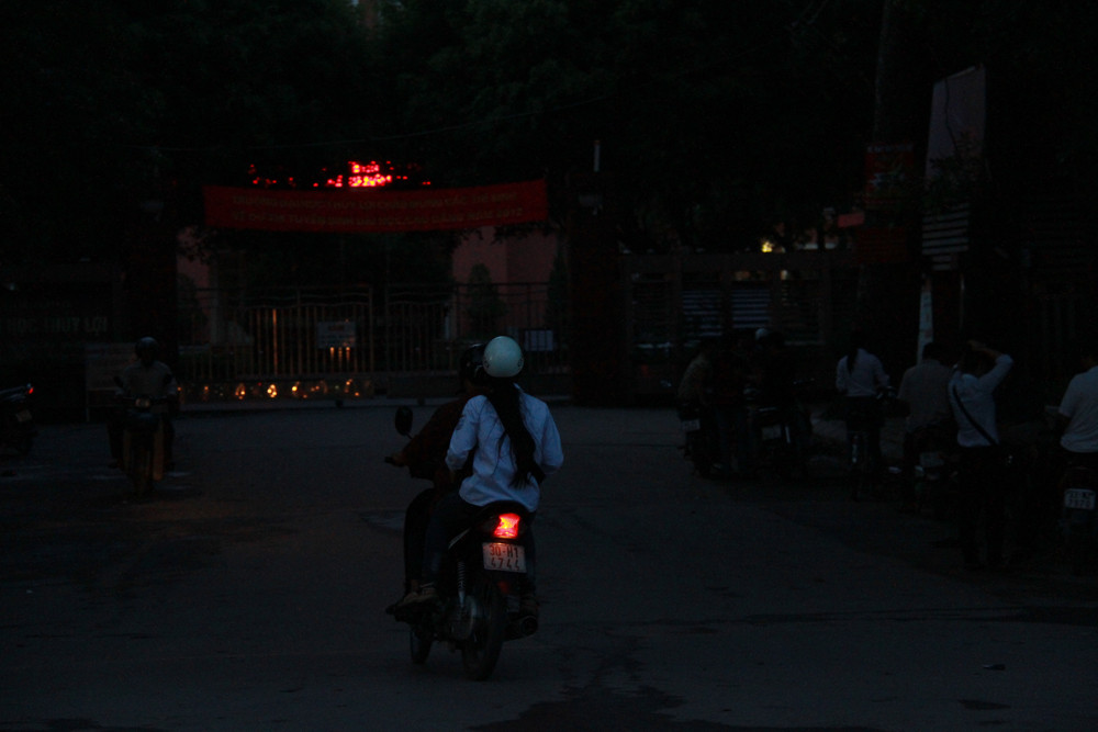 Một thí sinh đến trường Đại học Thủy Lợi lúc 5h sáng. Ảnh: Trường Phong. 