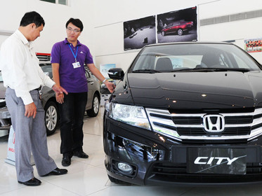 Khách hàng tham khảo mẫu ô tô Honda City tại TPHCM. Ảnh: Phạm Kim Ngân