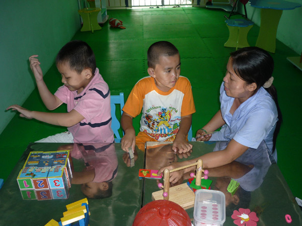 Cô giáo ở trường dạy trẻ chuyên biệt Khai Trí đang dạy 2 trẻ bị tự kỷ. Ảnh: L.N. Cô giáo ở trường dạy trẻ chuyên biệt Khai Trí đang dạy 2 trẻ bị tự kỷ. Ảnh: L.N