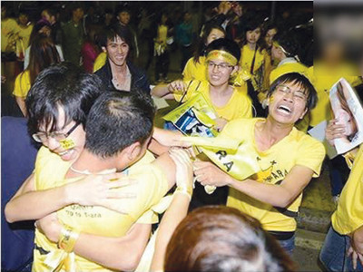 Những “thảm cảnh” vì quá yêu sao Hàn Quốc (trong ảnh: khóc, ngất, đổ máu trong chương trình biểu diễn của ban nhạc Hàn Quốc tại Việt Nam)	Ảnh: Tú Anh 