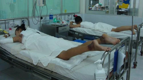 Thủy Tiên (trái) tại khoa phỏng - chỉnh hình (Bệnh viện Nhi Đồng 1) với bắp tay và lưng bị cháy đen