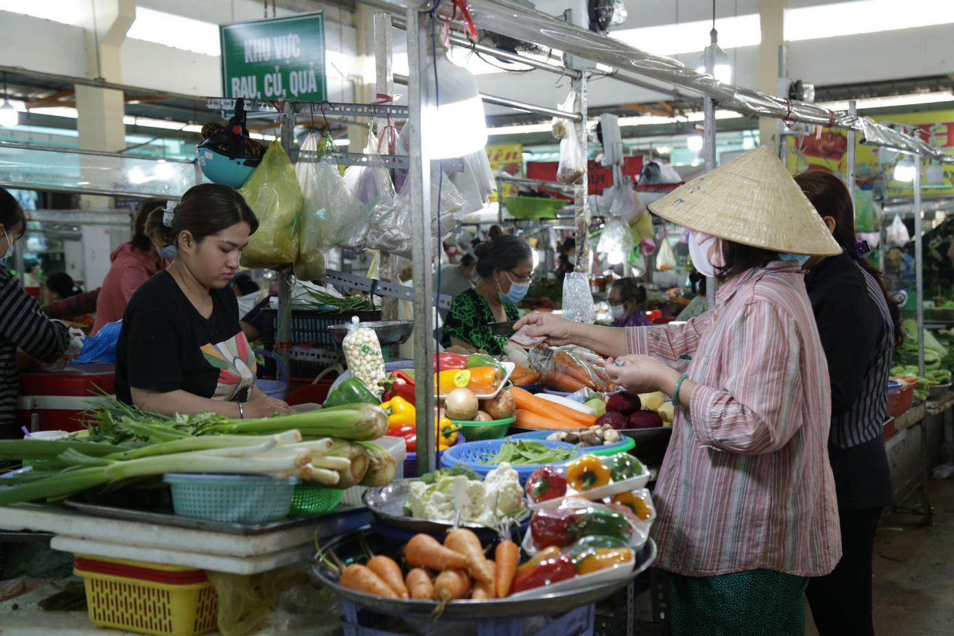 Nhiều tiểu thương cho biết, giá rau xanh những ngày qua đang tăng nên rất khó bán hàng (Ảnh: Hoàng Trang). Nhiều tiểu thương cho biết, giá rau xanh những ngày qua đang tăng nên rất khó bán hàng (Ảnh: Hoàng Trang).
