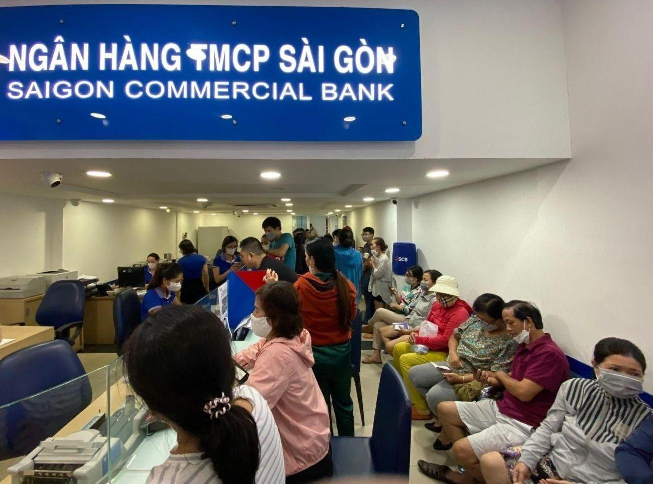 Người dân tới rút tiền tại một phòng giao dịch của Ngân hàng SCB những ngày qua (Ảnh minh họa: Báo Xây dựng). Người dân tới rút tiền tại một phòng giao dịch của Ngân hàng SCB những ngày qua (Ảnh minh họa: Báo Xây dựng).