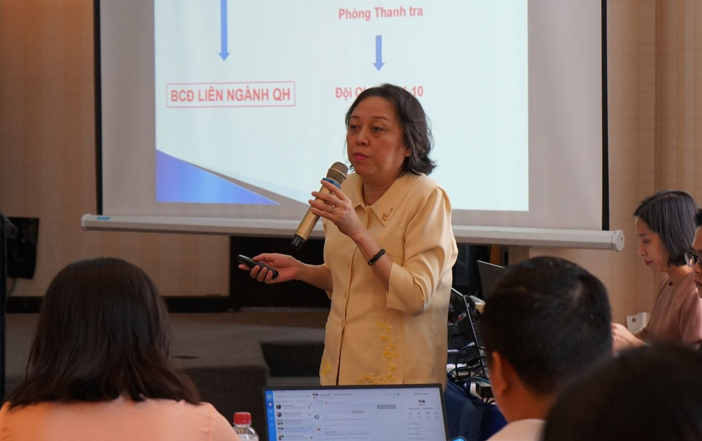 Bà Phạm Khánh Phong Lan - Trưởng Ban quản lý An toàn Thực phẩm TPHCM - trao đổi tại hội nghị.