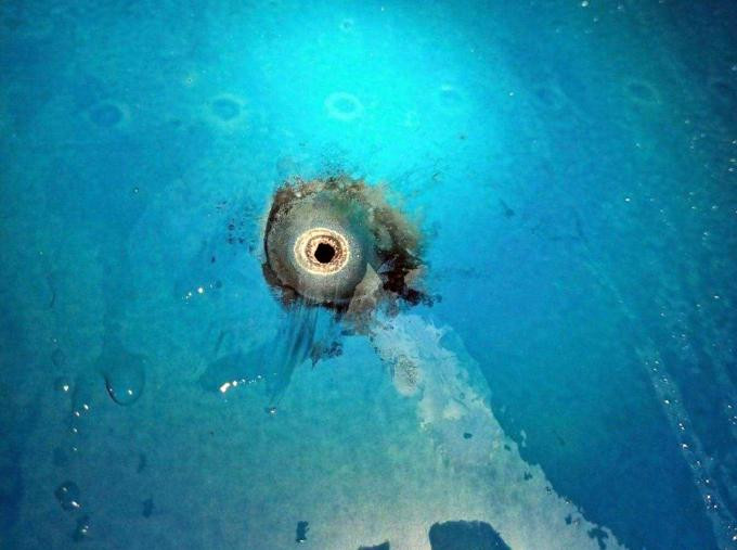 Vết thủng trên vỏ máy bay bị sét đánh trúng tối 10/10 tại Tân Sơn Nhất (Ảnh: DĐHK).