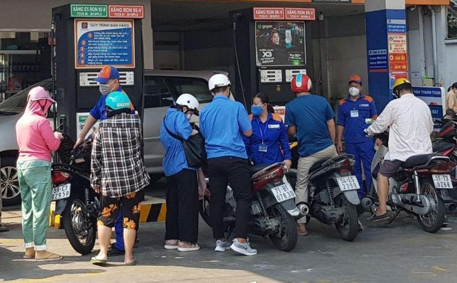 Các doanh nghiệp kinh doanh xăng dầu thời gian qua đang đối mặt với nhiều khó khăn. Các doanh nghiệp kinh doanh xăng dầu thời gian qua đang đối mặt với nhiều khó khăn.