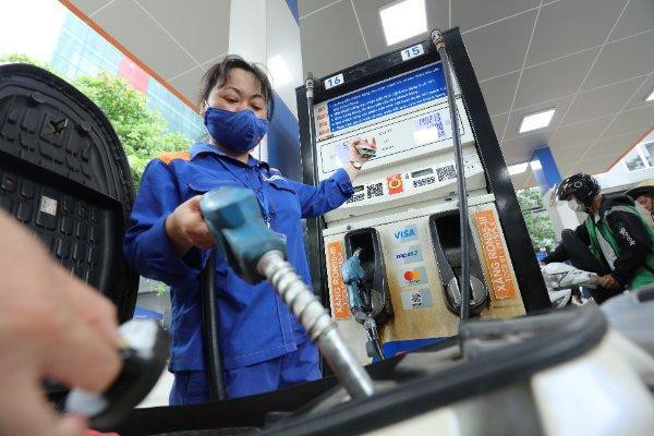 Giá xăng RON 95 tăng lên 22.340 đồng/lít, E5 RON 92 tăng lên 21.490 đồng/lít. Giá xăng RON 95 tăng lên 22.340 đồng/lít, E5 RON 92 tăng lên 21.490 đồng/lít.