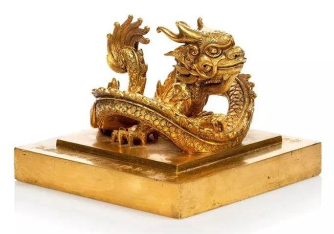 Mặt bên của "Hoàng đế chi bảo". Ảnh do ông Hoàng Việt Trung cung cấp.