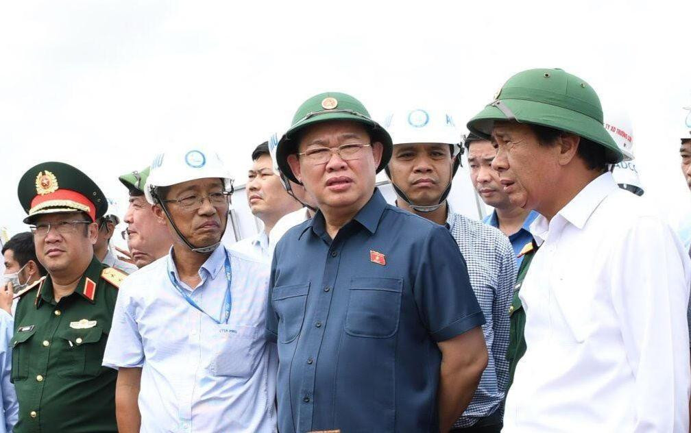 Chủ tịch Quốc hội Vương Đình Huệ thị sát công trường thi công dự án Cảng hàng không quốc tế Long Thành.