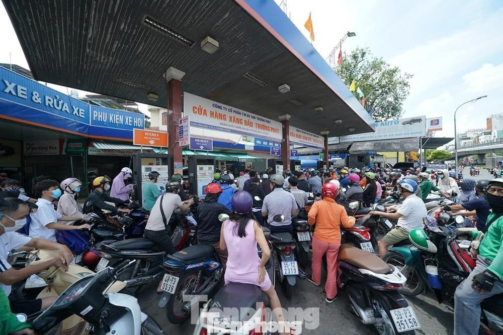 Người dân xếp hàng mua xăng dầu ở TPHCM hồi đầu tháng 10 (ảnh: Phạm Nguyễn).